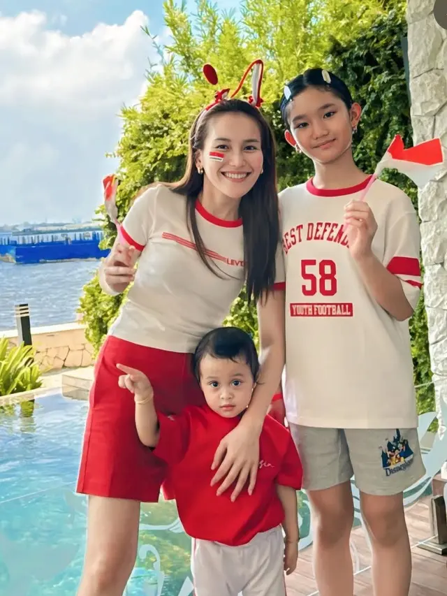 Ayu Ting Ting Padukan Kaos dengan Celana Pendek Merah saat Memperingati Hari Kemerdekaan [@ayutingting92]