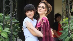 Saat mengenakan kebaya, wanita berdarah Indonesia-Belanda ini berhasil mencuri perhatian. Meski berparas bule, penampilannya mengenakan kebaya pun menuai pujian warganet. Tak sedikit orang yang memuji Irenne Ghea makin memesona. (Liputan6.com/IG/@irenneghea__reall)