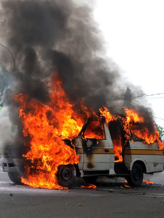Satu unit angkutan kota (angkot) C062 jurusan Ciledug-Cipete terbakar di kawasan Kebun Nanas, Tangerang, Kamis (17/5). Kebakaran diduga terjadi akibat hubungan arus pendek kabel aki dan tidak ada korban jiwa dalam peristiwa itu. (Merdeka.com/Arie Basuki)