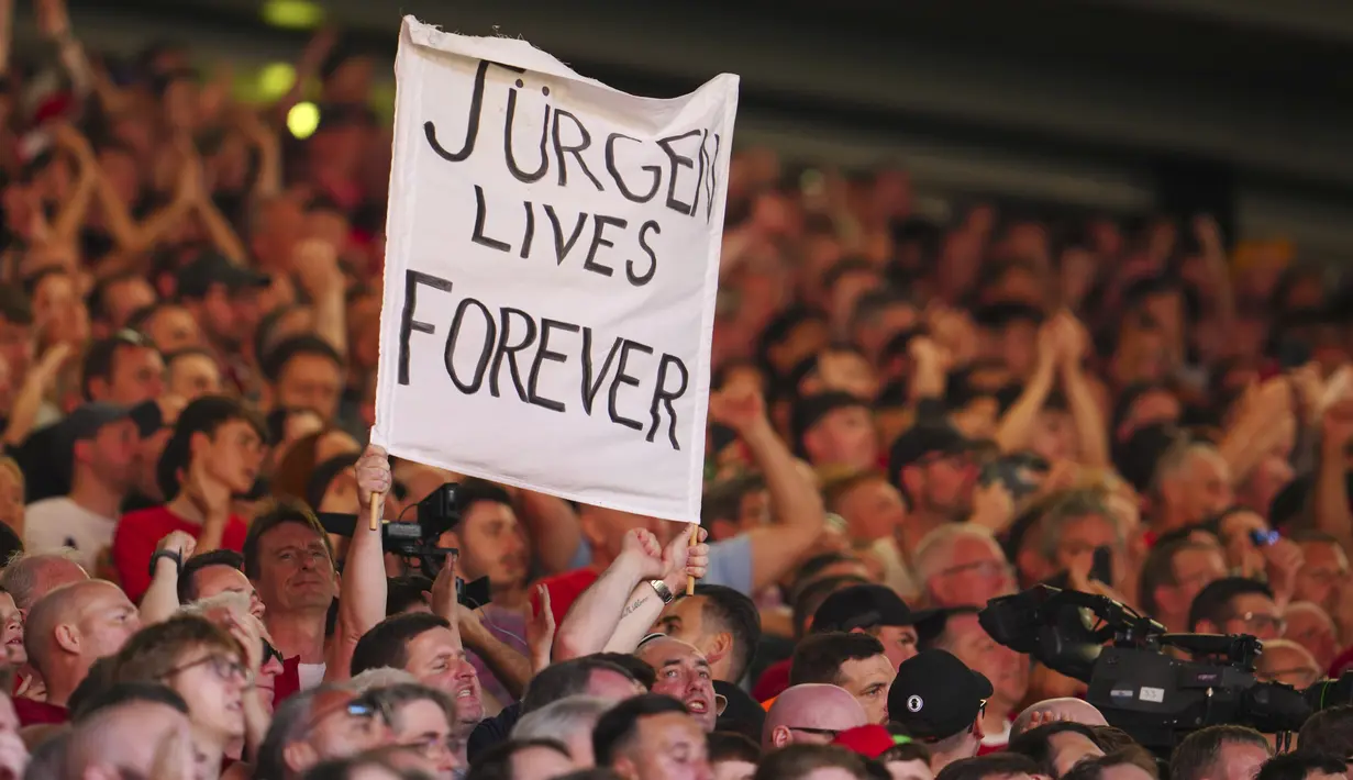 Pada hari Minggu yang bermandikan sinar matahari di Anfield, Jurgen Klopp melatih Liverpool untuk terakhir kalinya. (AP Photo/Jon Super)