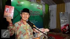 Ketua DKPP, Jimly Asshiddiqie menunjukkan dua buah buku yang diluncurkan pada perayaan empat tahun DKPP di Jakarta, Senin (13/6/2016). DKPP meluncurkan buku yang merekam jejak Pemilukada Serentak pada 2015 lalu. (Liputan6.com/Helmi Fithriansyah)