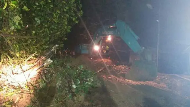 Penangangan longosr yang menutup akses Jawa Barat - Banten di Bogor (Liputan6.com/Achmad Sudarno)