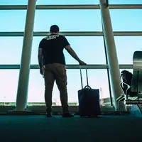 Jika sudah vaksinasi lengkap, pelaku perjalanan domestic dengan moda transportasi udara-laut tak perlu menunjukkan tes antigen atau pcr. (pexels/victor freitas).