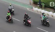 Pengendara sepeda motor melintas di kawasan Jalan Jenderal Sudirman, Jakarta, Selasa (10/10/2023). (Liputan6.com/Angga Yuniar)