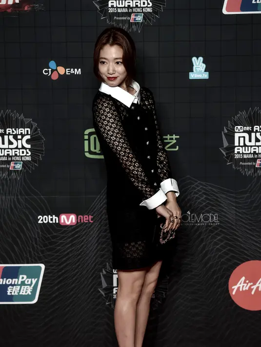 Aktris Korea Selatan Park Shin Hye berpose di karpet merah Mnet Asian Music Awards (MAMA) 2015 di Hong Kong, Rabu (2/12). Pemain drama "You're Beautiful" itu tampil dewasa dengan lipstick merah terang. (AFP PHOTO/Philippe Lopez)