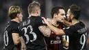 Para pemain AC Milan merayakan gol yang dicetak Giacomo Bonaventura ke gawang Juventus pada laga Piala Super Italia 2016. AC Milan berhasil menyamakan kedudukan menjadi 1-1 pada menit ke-38. (AFP/Karim Jaafar)