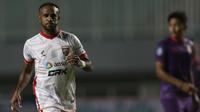 Penyerang Borneo FC, Boaz Solossa saat melawan Persik Kediri dalam laga pekan kedua BRI Liga 1 2021/2022 di Stadion Pakansari, Bogor, Jumat (10/9/2021). Borneo FC kalah 0-1. (Foto: Bola.com/Ikhwan Yanuar)