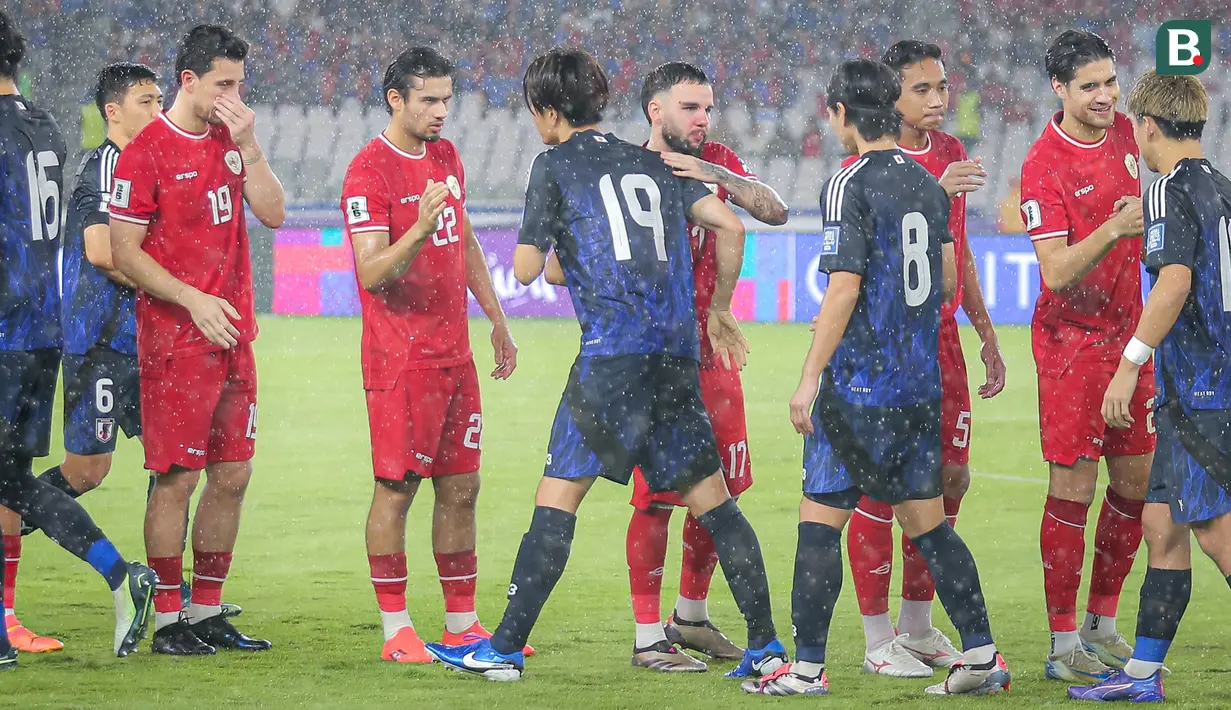 <p>Pemain Timnas Indonesia, Calvin Verdonk (tengah kanan) bersalaman dengan pemain Jepang, Koki Ogawa pada laga lanjutan putaran ketiga Grup C Kualifikasi Piala Dunia 2026 di Stadion Utama Gelora Bung Karno (SUGBK), Senayan, Jakarta, Jumat (15/11/2024). (Bola.com/Bagaskara Lazuardi)</p>
