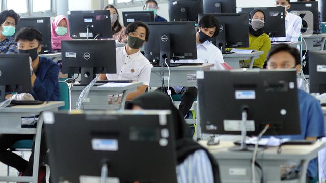 FOTO: Ujian Tulis Berbasis Komputer di Tengah Pandemi COVID-19