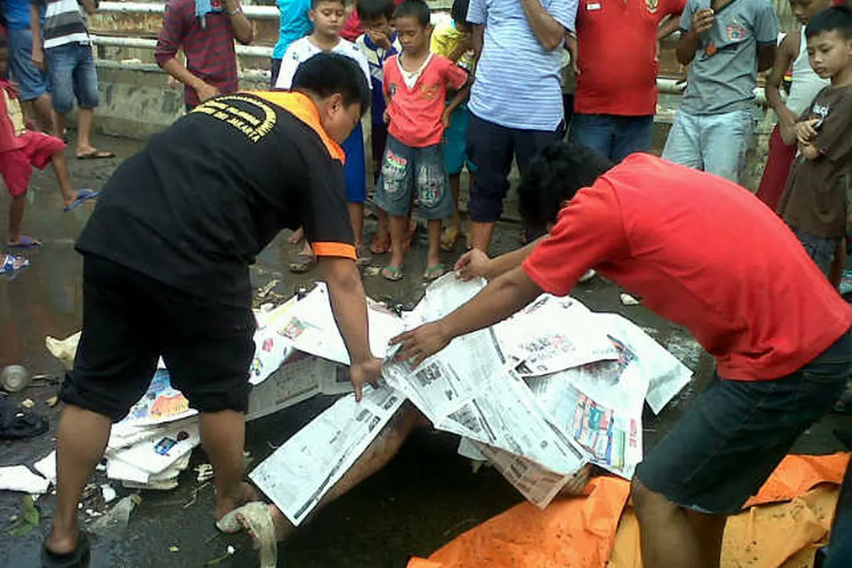Tukang Sampah Temukan Mayat Pria Mengambang di Banjir Kanal Barat