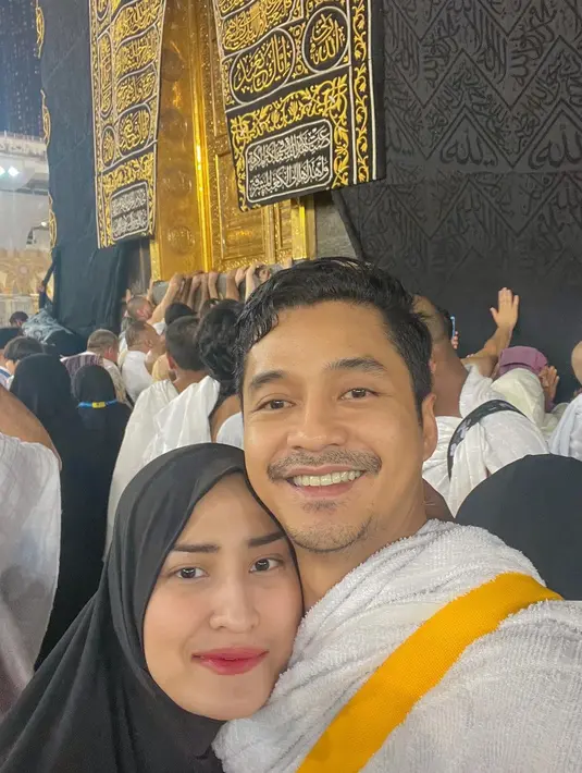 Berfoto di depan ka’bah, Adly Fairuz dan Angbeen Rishi bikin warganet merasa haru. Bisa melihat sekaligus memegang langsung Hajar Aswad, Angbeen bersyukur dan merasa bahagia atas kesempatan ini. Unggah foto selfie di Instagram, netizen malah salah fokus dengan wajah Adly Fairuz dan Angbeen Rishi yang disebut mirip. (Liputan6.com/IG/@angbeenrishi)