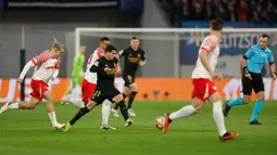 Pemain Real Madrid, Brahim Diaz (ketiga kiri) berusaha melewati sejumlah pemain RB Leipzig pada laga leg pertama 16 besar Liga Champions 2023/2024 di Red Bull arena stadium, Leipzig, Jerman, Rabu (14/02/2024) dini hari WIB. (AFP/Odd Andersen)