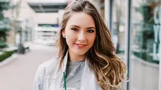 Hailie Scott, wanita cantik berusia 23 tahun ini merupakan anak dari Rapper Eminem. Baru-baru ini ia menjadi bahan perbincangan karena memiliki perut six pack. (Liputan6.com/Instagram/@hailiescott1)