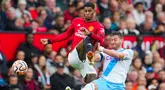 Pemain Manchester United Marcus Rashford (kiri) berebut bola dengan pemain Crystal Palace Joel Ward pada pertandingan sepak bola Liga Inggris di Stadion Old Trafford, Manchester, Inggris, Sabtu (30/9/2023).  (AP Photo/Jon Super)