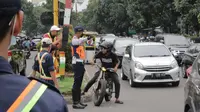 Bandung - Petugas Kereta Api tengah berkampanye keselamatan lalu lintas di perlintasan sebidang di Kota Bandung, Jawa Barat. (sumber foto : Humas PT KAI Daop 2 Bandung)