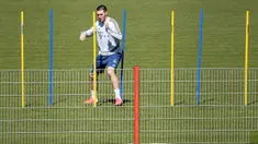 Bek Bayern Muenchen, Niklas Sule, saat sesi latihan Senin (6/4/2020). Pemuncak klasemen sementara liga Jerman ini berlatih bersama untuk pertamakalinya sejak Bundesliga dihentikan pada 13 Maret karena virus corona. (AFP/Christof Stache)