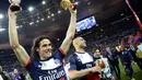  Pemain depan Edinson Cavani merayakan kemenangannya saat mengalahkan Olympique Lyonnais 2-1 pada laga final yang digelar di Stade de France, Sabtu (19/4/2014) (AFP Photo/Franck Fife).