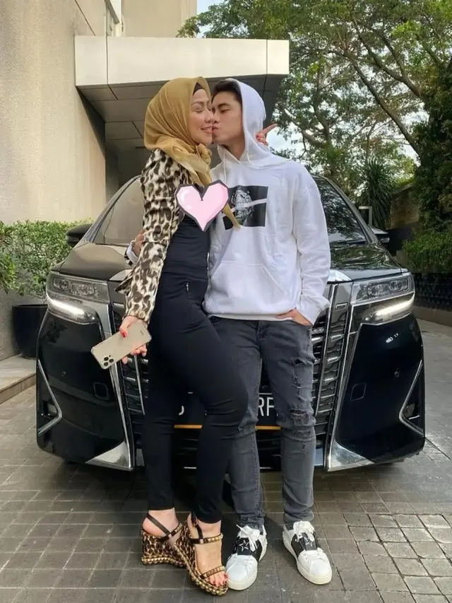 Athalla Naufal membelikan Venna Melinda mobil mewah. (Instagram @athallanaufal7)