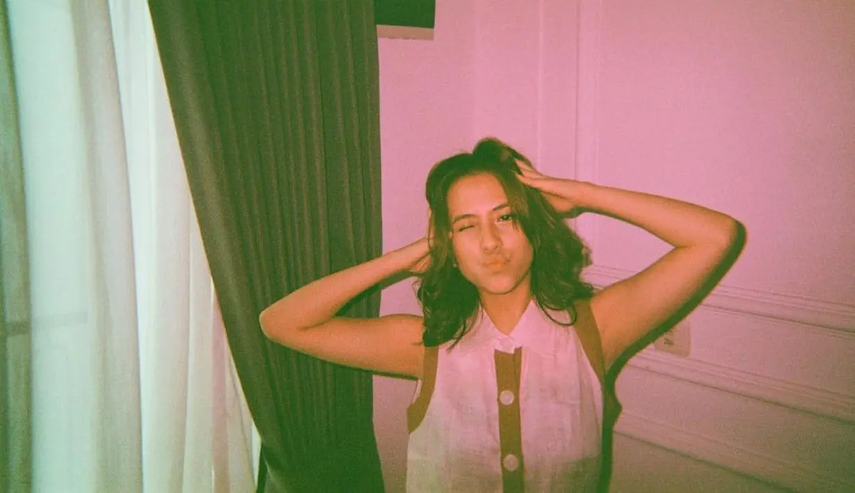 "Kalau aku yang benar-benar dikangenin banyak banget sih ya terutama syuting normal itu dalam hal kita nggak perlu ada karantina dulu sebelum syuting," ujar Zara saat jumpa pers virtual, Selasa (8/12). (Instagram/zaraadhsty)