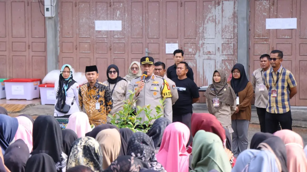 Kapolres Rokan Hilir memberikan arahan kepada warga yang akan melipat suara Pilkada 2024.