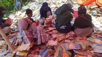 Mahasiswa Gorontalo Ketiban Berkah Buku Murah Bekas Banjir
