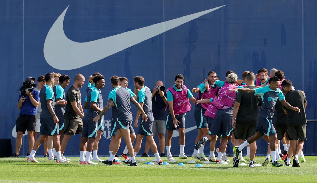 Pemain Barcelona saat sesi latihan jelang laga Liga Champions di Sant Joan Despi, Barcelona, Senin (19/9/2023). Barca akan berhadapan dengan Antwerp FC. (AFP/Lluis Gene)