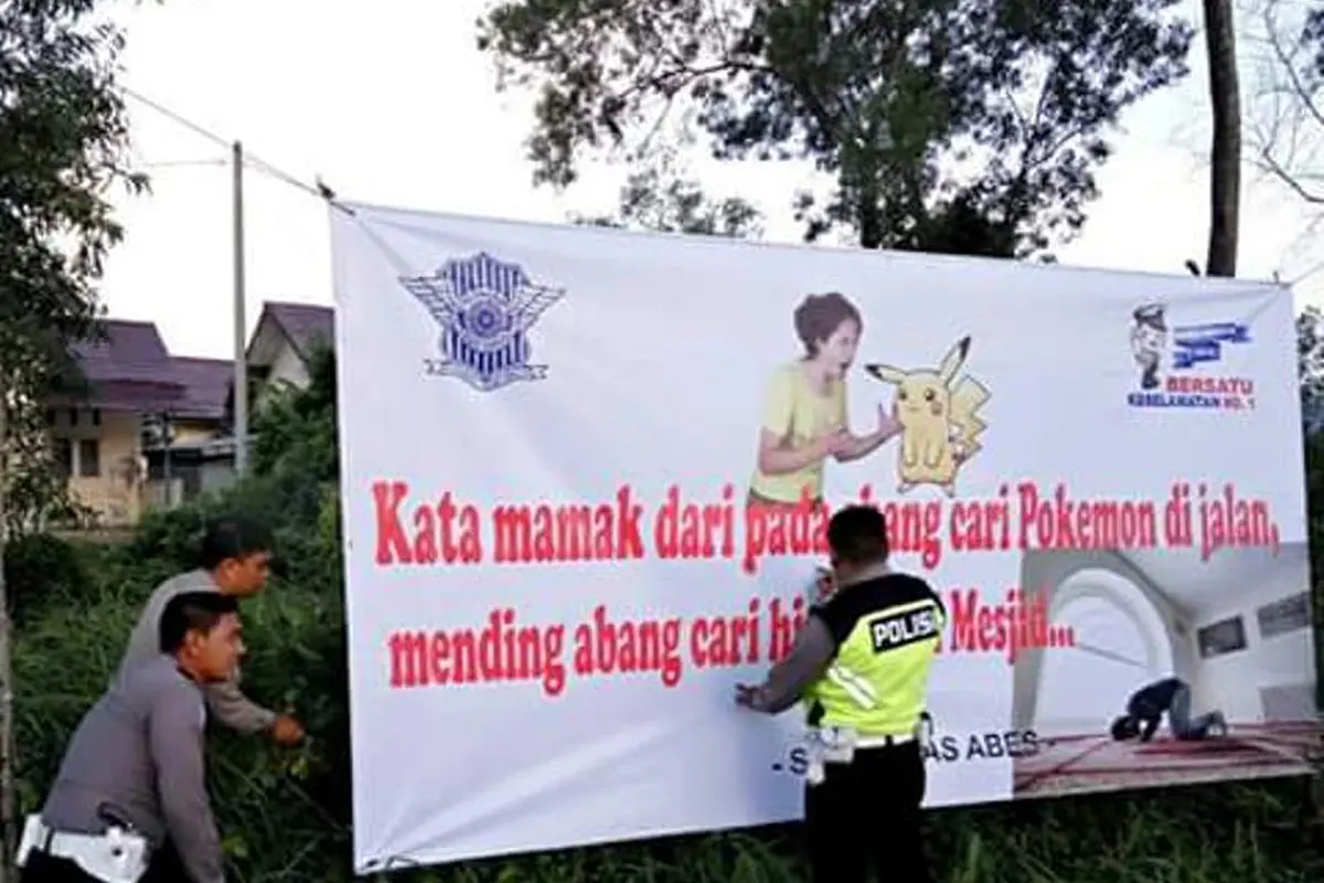 Satlantas Polres Aceh Besar Bikin Spanduk Larangan Main Pokemon