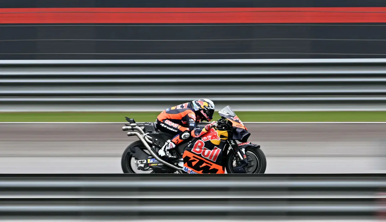 Pembalap KTM Red Bull, Pedro Acosta mendorong sepeda motornya di MotoGP 2025 pra -musim di Sirkuit Sepang, Malaysia, Rabu (05/02/2025). (AFP/ Mohd Rasfan)