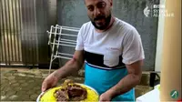 Syekh Ali Jaber masak Nasi Mandi. foto: Youtube 'Syekh Ali Jaber'.