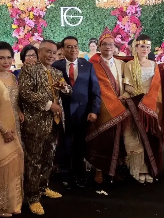 Moeldoko pun hadir dengan setelan jas warna navy, lengkap dengan kemeja putih sebagai inner dan dasi warna merahnya. [@fcgweddings]