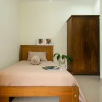 Furnitur yang terlalu besar dapat membuat kamar terasa penuh. Sesuaikan ukuran perabot dengan luas ruang yang tersedia. (Foto/Dok: Pexels)