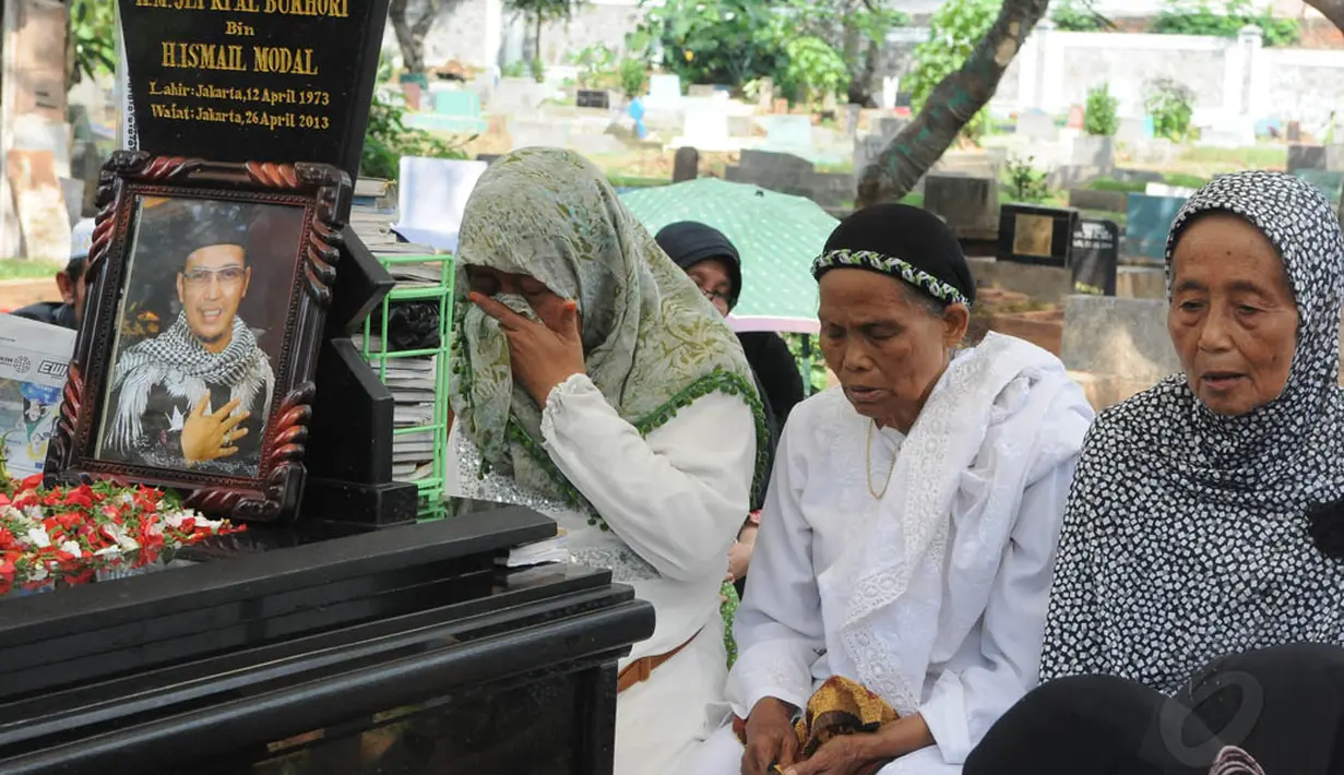 Salah satu peziarah tampak meneteskan air mata saat di pemakaman. (Liputan6.com/Herman Zakharia)
