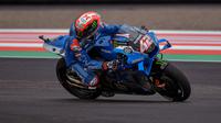 Motor Suzuki GSX-RR yang dikendarai Alex Rins terbakar saat mengikuti sesi latihan bebas keempat (FP4) MotoGP Mandalika 2022, Sabtu (19/3/2022). (AFP/Bay Ismoyo)