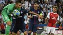 Kiper PSG, Alphonse Areola, menyelamatkan gawangnya dari serangan pemain Arsenal. Namun hingga babak pertama usai PSG masih unggul dengan skor 1-0. (AFP/Miguel Medina) 