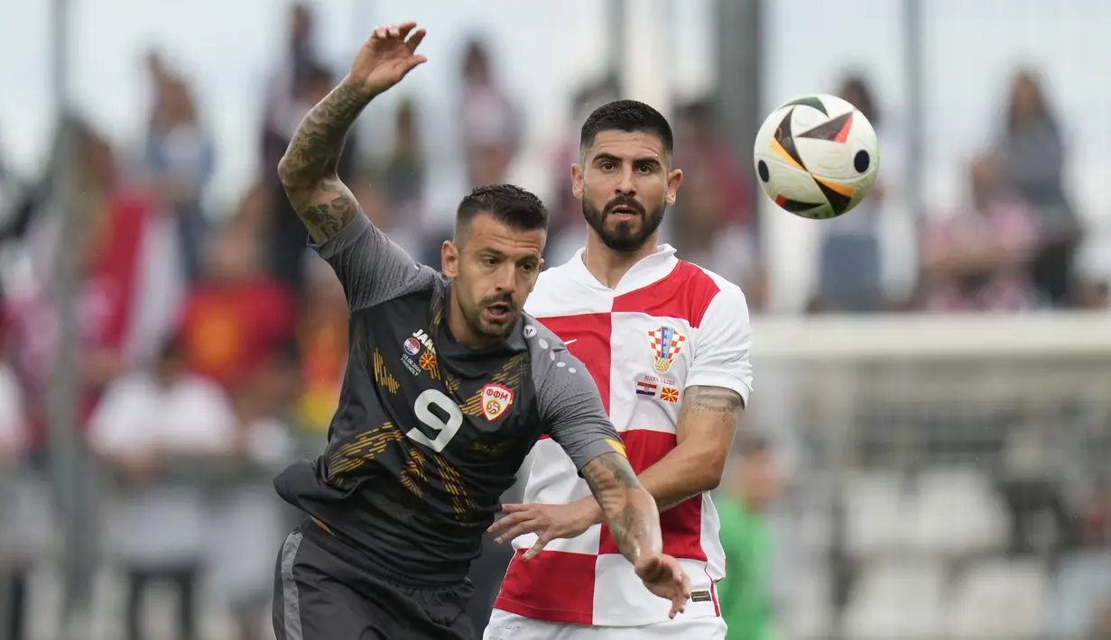 Penyerang Makedonia Utara Aleksandar Trajkovski berebut bola dengan bek Kroasia Martin Erlic pada laga uji coba internasional menjelang Piala Eropa 2024 di stadion Rujevica Selasa (4/6/2024) dini hari. (AP Photo/Darko Bandic)
