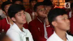 Ekspresi sejumlah pemain timnas Indonesia U-17 saat menyaksikan tayangan acara pengundian pembagian grup Piala Dunia U-17 yang digelar Zurich, Swiss, Jumat (15/9/2023) malam. (Liputan6.com/Helmi Fithriansyah)