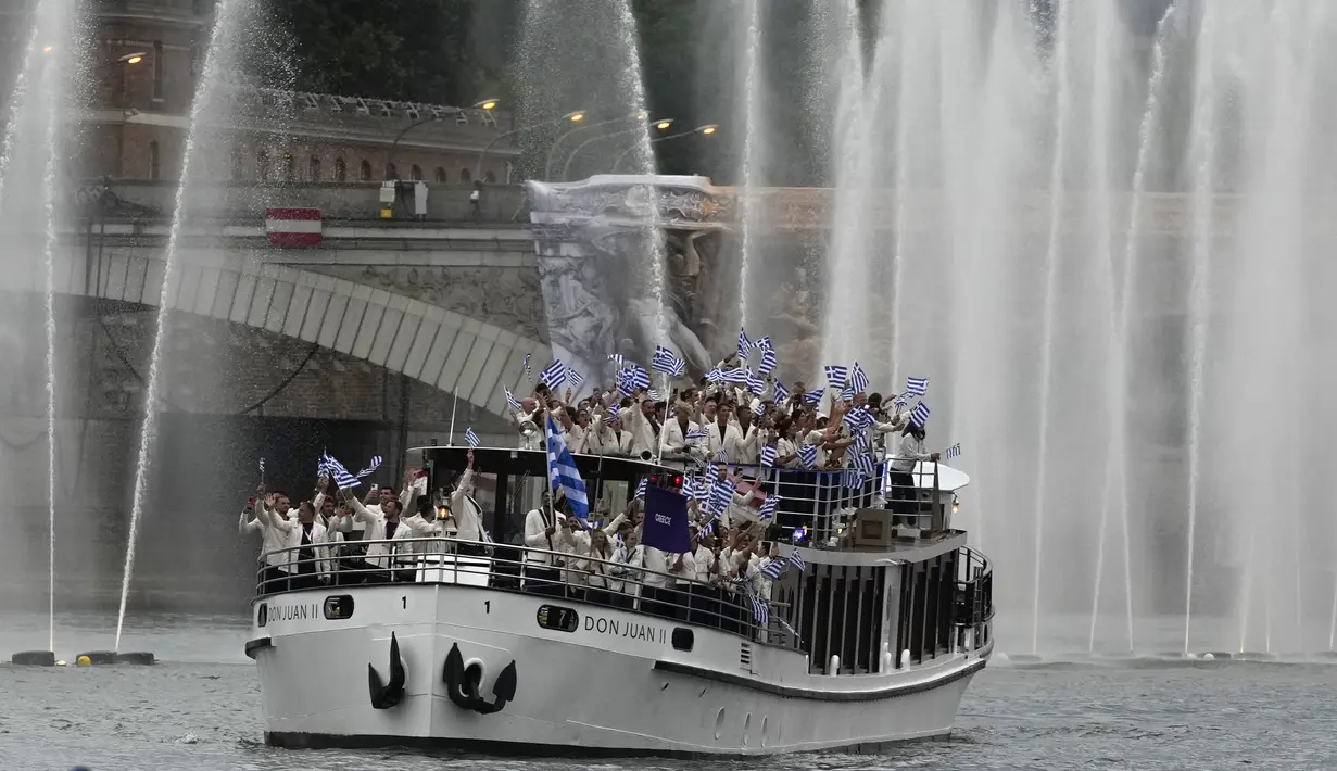 Sesuai tradisi, delegasi Yunani mendapat kehormatan memimpin armada sebagai penghormatan kepada negara yang menjadi tempat lahirnya gerakan Olimpiade modern. (AP Photo/Luca Bruno)