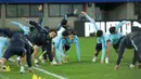 Selcuk Inan dan Hakan Calhanoglu bersama rekan satu timnya melakukan pemanasan sebelum masuk ke latihan taktik di Stadion Ernst Happel, Wina, Austria, Senin (28/3/2016). (Bola.com/Reza Khomaini)