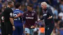 Pelatih West Ham United, David Moyes melakukan protes kepada wasit usai menganulir gol penyeimbang kedudukan dalam pertandingan pekan keenam Liga Inggris 2022/2023 antara Chelsea melawan West Ham United. (AFP/Adrian Dennis)