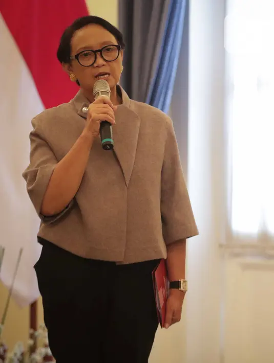 Menlu Retno Marsudi saat menyerahkan Muhammad Farhan, WNI yang disandera kelompok Abu Sayyaf ke keluarga di Kemenlu, Jakarta, Kamis (23/1/2020). Farhan berhasil diselamatkan militer Filipina di Baranggay Bato Bato, Indanan Sulu pada 15 Januari 2020. (Liputan6.com/Faizal Fanani)