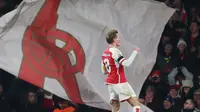 Martin Odegaard merayakan gol kelima Arsenal dalam pertandingan Grup B Liga Champions melawan Lens di Emirates Stadium, London, Kamis (30/11/2023) dini hari WIB. Arsenal menang 6-0. (Adrian DENNIS / AFP)