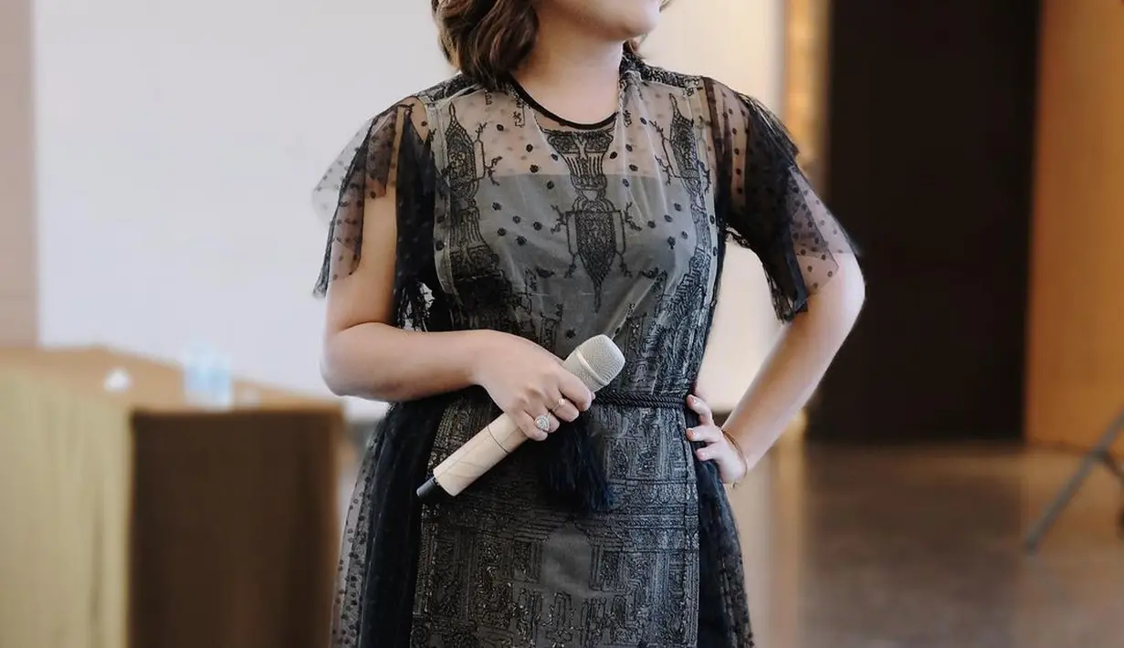 Kendati tak muncul di layar kaca, Mytha Lestari masih fokus menekuni karirnya di dunia tarik suara lho. (FOTO: instagram.com/mytha_lestari/)