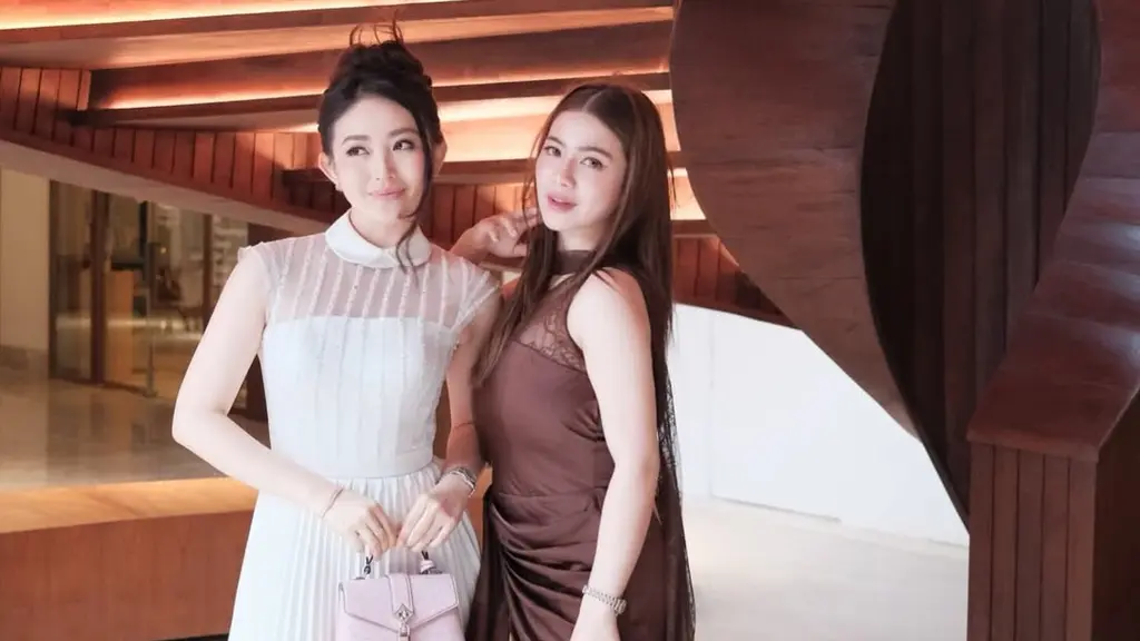 Keduanya tampil anggun dengan gaya yang kontras namun tetap serasi, memperlihatkan chemistry khas sahabat dekat yang selalu kompak di berbagai kesempatan. [@felicyangelista_].