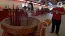 Warga keturunan Tionghoa melakukan sembahyang saat perayaan Tahun Baru Imlek 2572 di Vihara Dharma Bhakti, Glodok, Jakarta, Jumat (12/2/2021). Perayaan Imlek tahun ini, pengurus vihara melakukan pembatasan pengunjung dan tetap mengikuti protokol kesehatan COVID-19. (merdeka.com/Imam Buhori)