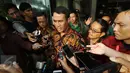 Mentan Andi Amran memberikan keterangan pers usai berdiskusi dengan Pimpinan KPK, Jakarta, Jumat (24/2). Amran membantah kedatangannya tersebut terkait kasus korupsi pengadaan pupuk. (Liputan6.com/Helmi Afandi)