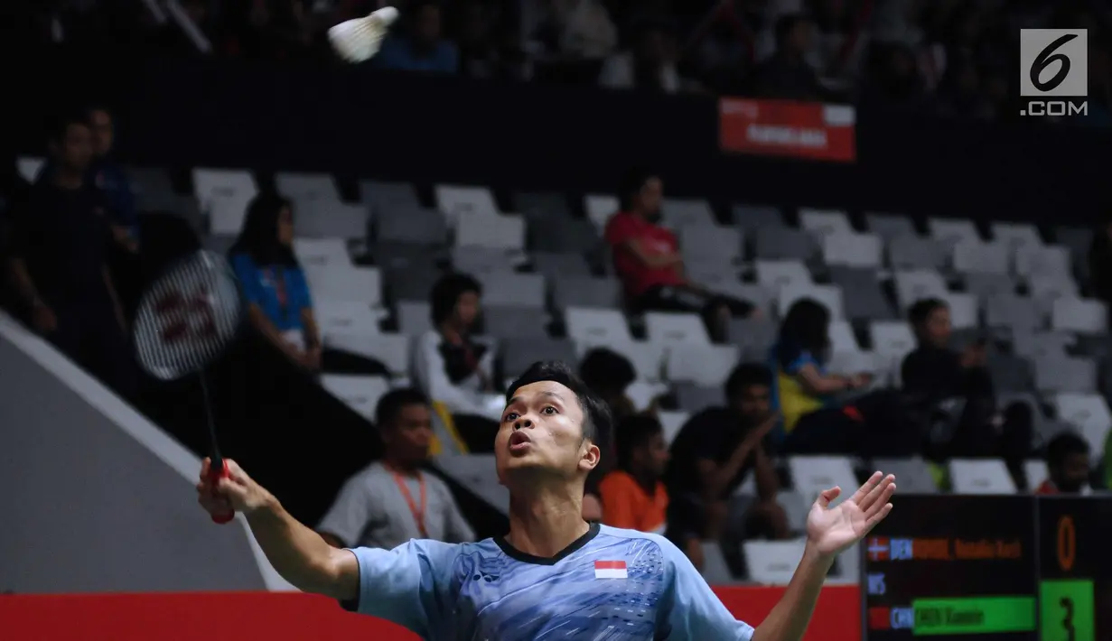 Tunggal putera Indonesia, Anthony Sinisuka Ginting mengembalikan kok ke Wong Wing Ki Vincent (Hongkong) pada babak pertama Indonesia Masters 2018 di Istora Senayan, Jakarta, Rabu (24/1). Anthony unggul 21-15, 21-10. (Liputan6.com/Helmi Fithriansyah)