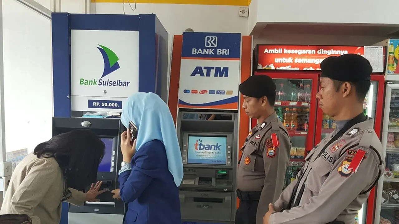 Antisipasi peristiwa skimming, Bank Sulselbar lakukan cek berkala ditemani polisi (Liputan6.com/ Eka Hakim)