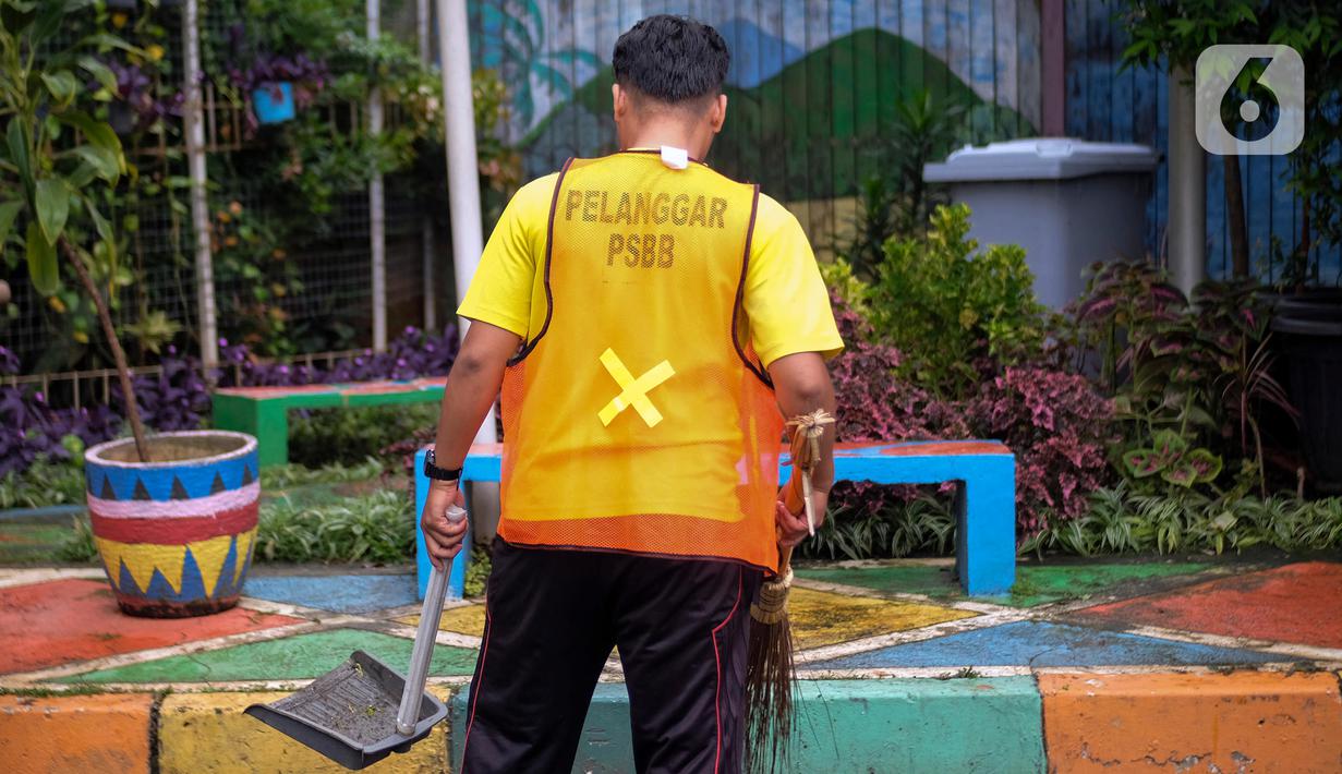 Warga yang terjaring dalam razia penggunaan masker dihukum menyapu di Kelurahan Cimone, Kota Tangerang, Banten, Rabu (15/7/2020). Pemerintah Kota Tangerang memberlakukan sanksi sosial kepada pelanggar PSBB. (Liputan6.com/Angga Yuniar)