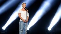 Penampilan penyanyi Pink saat manggung di ajang Grammy Awards 2018, New York City, Minggu (28/1). Yang menarik dari penampilannya kali ini adalah, Pink hanya mengenakan T-shirt putih off shoulder serta celana jins. (Photo by Matt Sayles/Invision/AP)