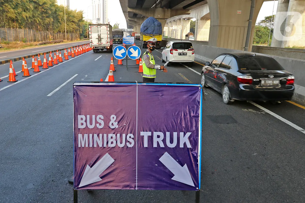 FOTO: Jelang Libur Idul Adha, KM 31 Tol Jakarta - Cikampek Disekat